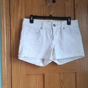 AMERICAN EAGLE White Mid-Rise Stretch Short